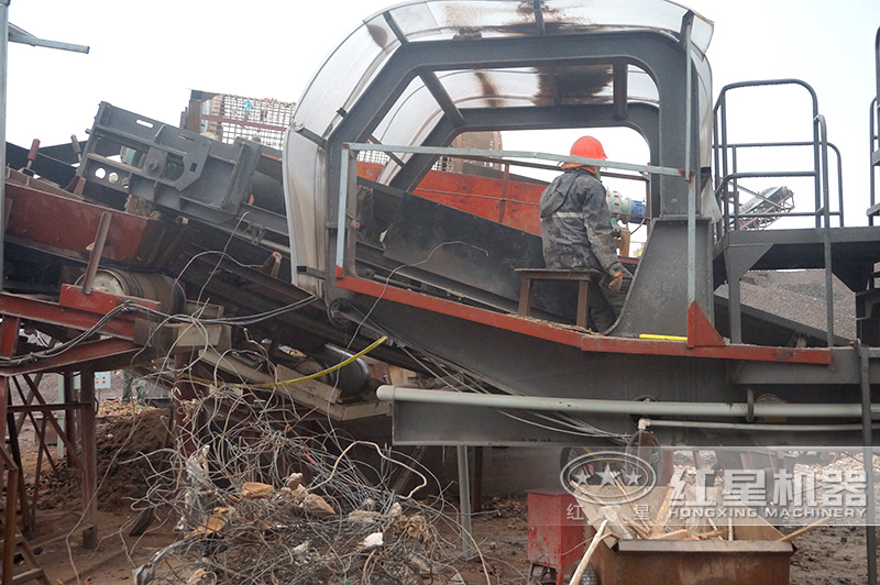 移動(dòng)破碎站處理帶鋼筋的砼再生現(xiàn)場 移動(dòng)破碎站處理帶鋼筋的砼再生現(xiàn)場