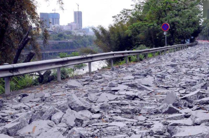 拆除的固體瀝青路面 拆除的固體瀝青路面