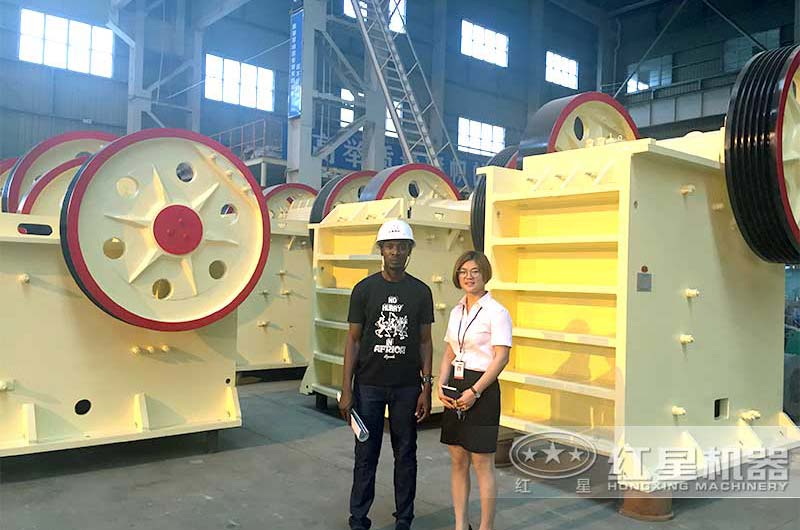 時產300多噸的大型顎式破碎機 時產300多噸的大型顎式破碎機