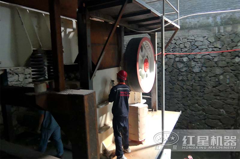 碎石機維護現(xiàn)場