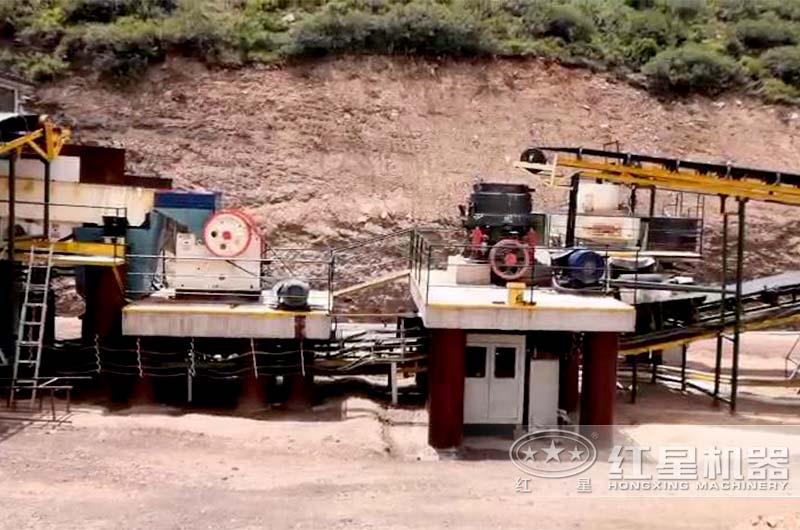 固定式69鄂破破碎硬石料現(xiàn)場(chǎng) 固定式69鄂破破碎硬石料現(xiàn)場(chǎng)