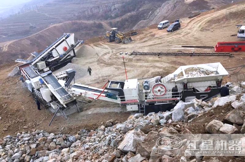 硬石頭移動顎式粉碎機作業現場