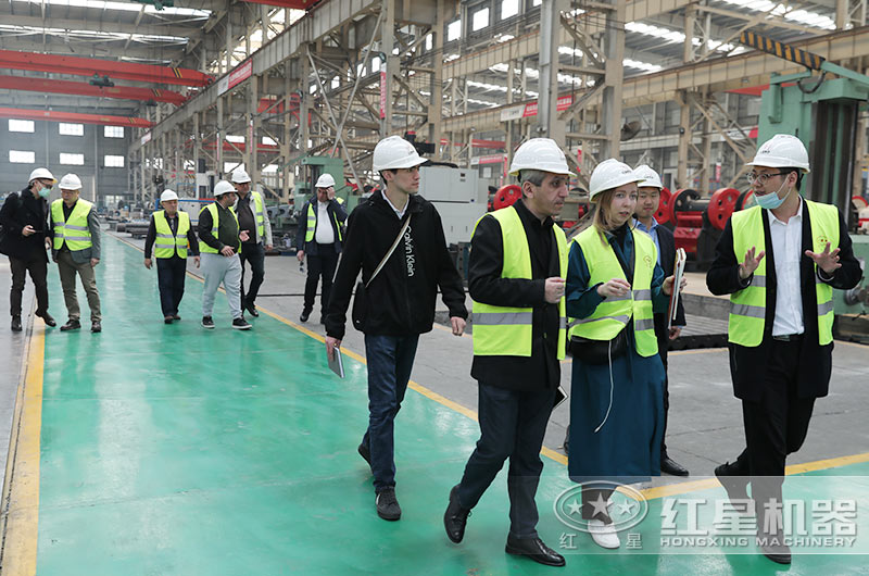 客戶來(lái)廠考察石子破碎機(jī)設(shè)備
