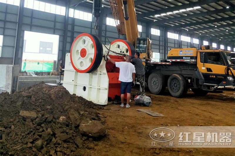 時(shí)產(chǎn)1000噸的大型顎破現(xiàn)場(chǎng) 時(shí)產(chǎn)1000噸的大型顎破現(xiàn)場(chǎng)