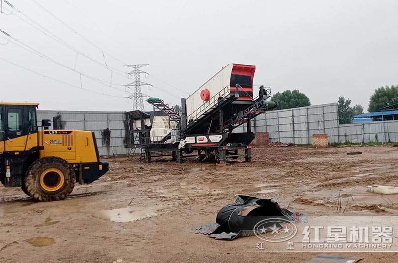 重錘破移動建筑垃圾粉碎機現場 重錘破移動建筑垃圾粉碎機現場