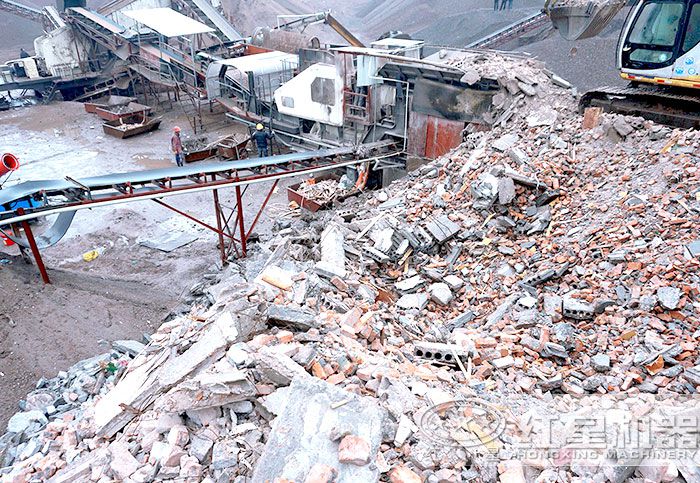 移動(dòng)破碎機(jī)處理水泥塊施工現(xiàn)場(chǎng)