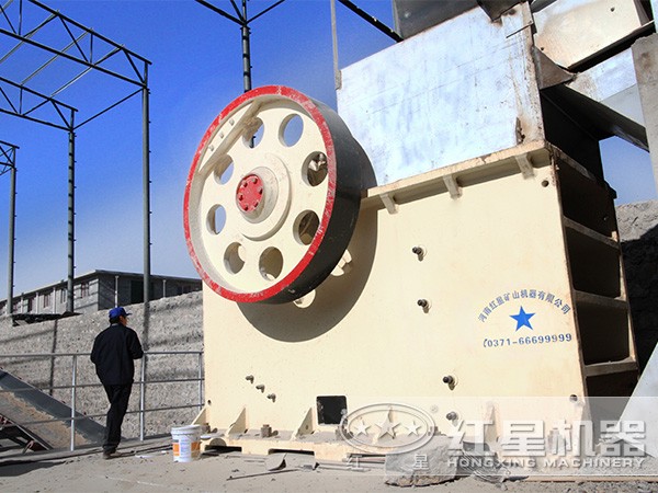 大型顎式破碎機(jī)安裝現(xiàn)場(chǎng) 大型顎式破碎機(jī)安裝現(xiàn)場(chǎng)