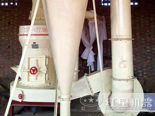 滑石磨粉機(jī)現(xiàn)場(chǎng)圖 滑石磨粉機(jī)現(xiàn)場(chǎng)圖