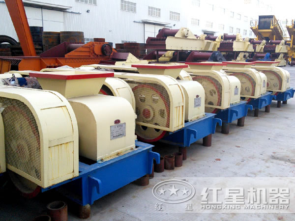 廠區(qū)內(nèi)一次排列整齊的齒輥破碎機(jī)