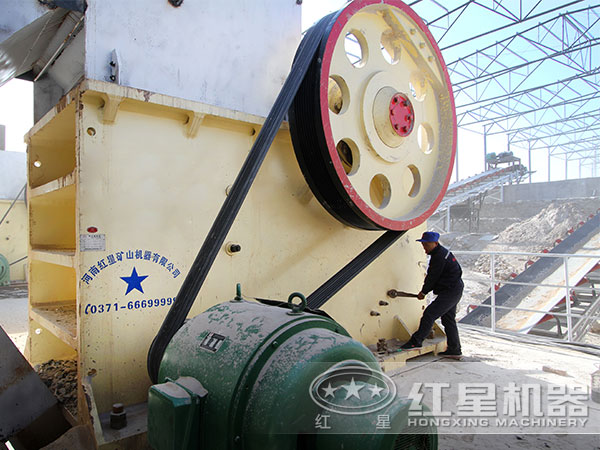 顎式石頭破碎機工作現場圖 顎式石頭破碎機工作現場圖