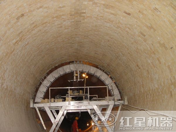 回轉(zhuǎn)窯內(nèi)部有耐火磚 回轉(zhuǎn)窯內(nèi)部有耐火磚