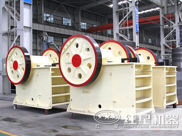 排列整齊的PE顎式破碎機 排列整齊的PE顎式破碎機