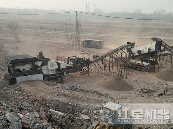 時(shí)產(chǎn)200噸車載流動(dòng)砸石機(jī)現(xiàn)場(chǎng)圖 時(shí)產(chǎn)200噸車載流動(dòng)砸石機(jī)現(xiàn)場(chǎng)圖