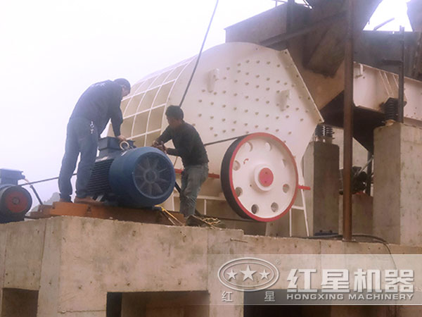 新型玄武巖PCΦ400×300錘式破碎機現場圖 新型玄武巖PCΦ400×300錘式破碎機現場圖