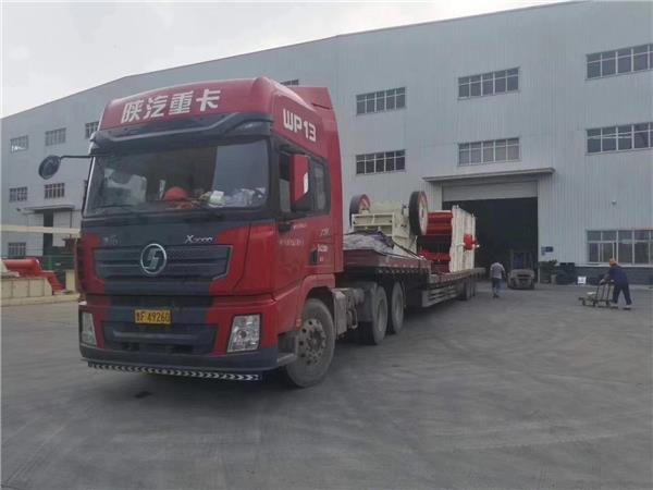 大型礦山碎石機發貨現場 大型礦山碎石機發貨現場