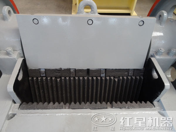 超細(xì)顎式破碎機(jī)進(jìn)料口