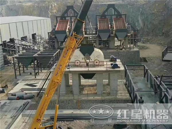 時產1500噸重錘式破碎石料生產線設備現(xiàn)場 時產1500噸重錘式破碎石料生產線設備現(xiàn)場