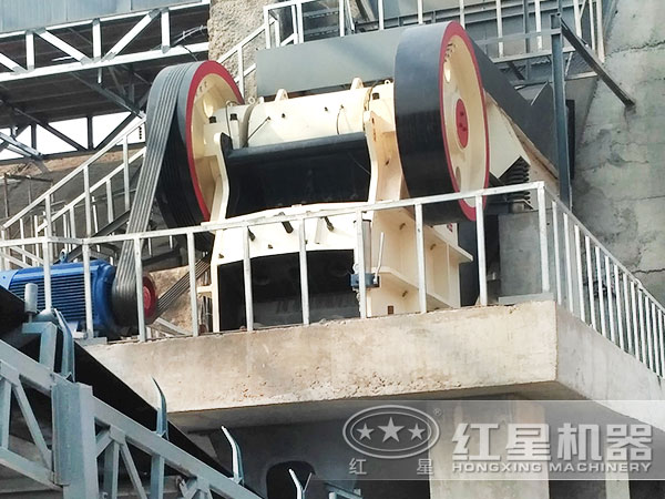 800t/h立式巖石碎石機(jī)現(xiàn)場作業(yè)