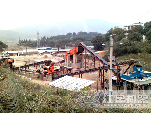時(shí)產(chǎn)150--200噸青條石破碎機(jī)現(xiàn)場作業(yè)圖 時(shí)產(chǎn)150--200噸青條石破碎機(jī)現(xiàn)場作業(yè)圖
