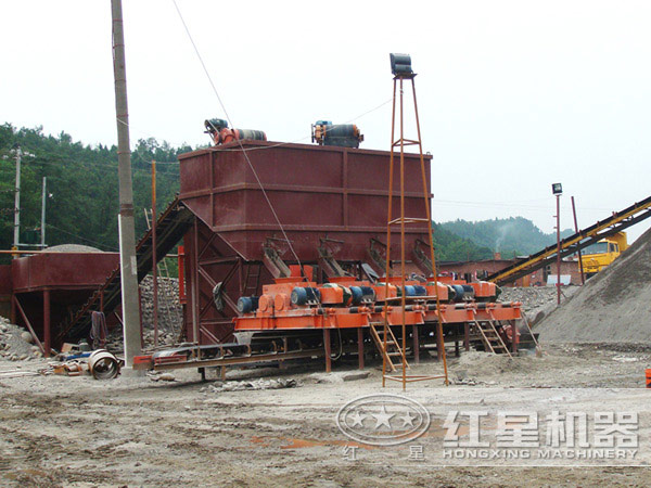 多臺(tái)對(duì)輥破碎機(jī)工作客戶現(xiàn)場(chǎng) 多臺(tái)對(duì)輥破碎機(jī)工作客戶現(xiàn)場(chǎng)