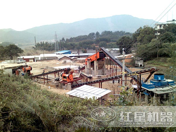 河卵石制砂機現場作業圖