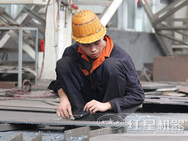 對(duì)輥式粉碎機(jī)_對(duì)滾式粉碎機(jī)生產(chǎn)現(xiàn)場(chǎng)