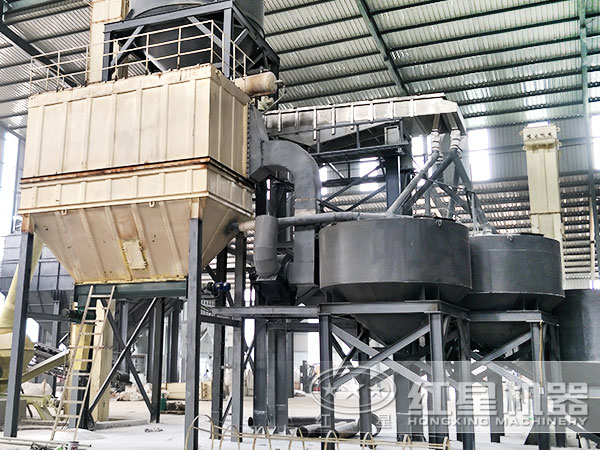 鈣石磨粉機(jī)作業(yè)現(xiàn)場(chǎng) 鈣石磨粉機(jī)作業(yè)現(xiàn)場(chǎng)