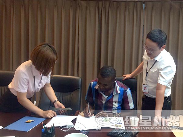 紅星重錘式破碎設備價格合理與客戶簽訂合作協議圖 紅星重錘式破碎設備價格合理與客戶簽訂合作協議圖