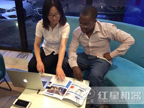 銷售人員為客戶詳細(xì)介紹產(chǎn)品細(xì)節(jié)圖