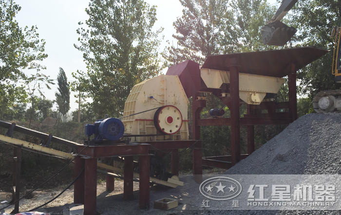 新型重錘式破碎機安裝現場 新型重錘式破碎機安裝現場