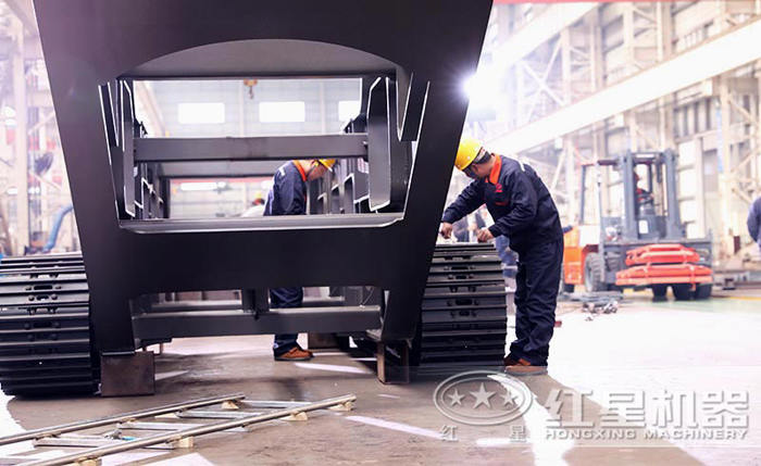 為客戶定制履帶移動式破碎機(jī)工作圖 為客戶定制履帶移動式破碎機(jī)工作圖