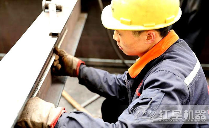 工作人員精準(zhǔn)測量圖 工作人員精準(zhǔn)測量圖