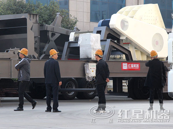 客戶廠區(qū)內參觀可移動式基建垃圾破碎設備 客戶廠區(qū)內參觀可移動式基建垃圾破碎設備