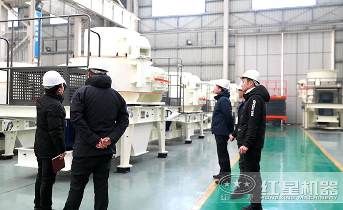 客戶到場參觀新款粉碎砂石設備 客戶到場參觀新款粉碎砂石設備