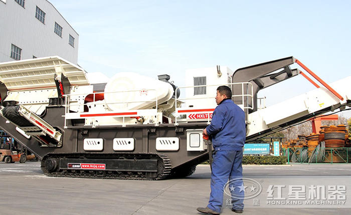 技術(shù)人員一個(gè)遙控操作履帶車載式碎石設(shè)備