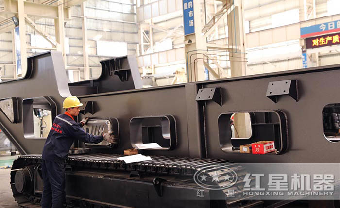 履帶流動石子加工機生產(chǎn)人員的認真工作 履帶流動石子加工機生產(chǎn)人員的認真工作