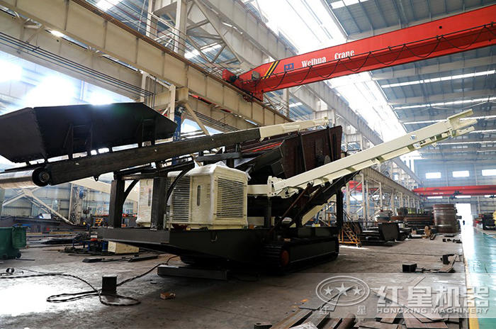 大型履帶移動液壓破碎機(jī)生產(chǎn)廠房