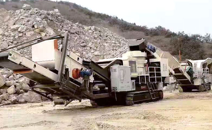 移動(dòng)車破石機(jī)現(xiàn)場作業(yè) 移動(dòng)車破石機(jī)現(xiàn)場作業(yè)