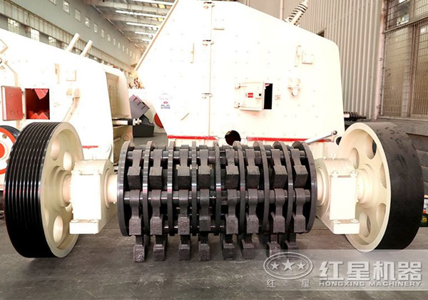 重錘破碎機轉子和上面安裝的錘頭 重錘破碎機轉子和上面安裝的錘頭