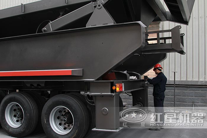 半掛車式砂石機(jī)_半掛車沙石料破碎機(jī)裝置輪胎作業(yè)中 半掛車式砂石機(jī)_半掛車沙石料破碎機(jī)裝置輪胎作業(yè)中