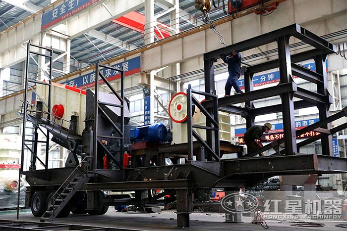 半掛車式砂石機(jī)_半掛車沙石料破碎機(jī)車間作業(yè)中 半掛車式砂石機(jī)_半掛車沙石料破碎機(jī)車間作業(yè)中