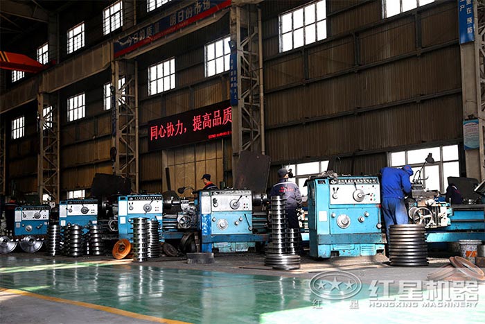 紅星技術(shù)工人作業(yè)現(xiàn)場(chǎng) 紅星技術(shù)工人作業(yè)現(xiàn)場(chǎng)