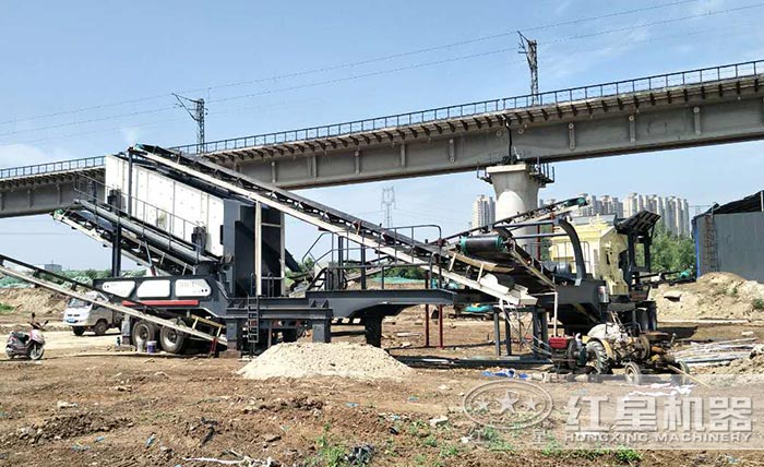 輪胎式移動破碎站作業現場 輪胎式移動破碎站作業現場