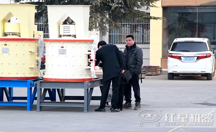 用戶到紅星廠家實地參觀復合式破碎機 用戶到紅星廠家實地參觀復合式破碎機