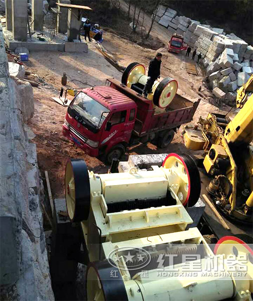 紅星顎式破碎機送貨到用戶現場 紅星顎式破碎機送貨到用戶現場