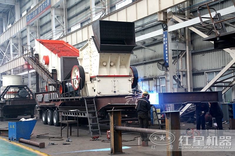 紅星技術(shù)工人車間作業(yè)