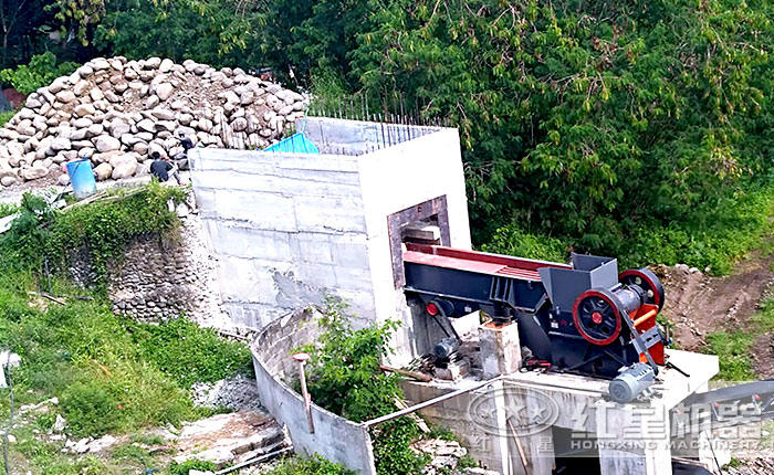 紅星顎式破碎機，用戶鵝卵石破碎現場