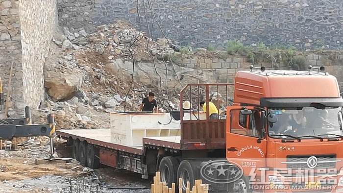 破碎機運到現場準備安裝 破碎機運到現場準備安裝