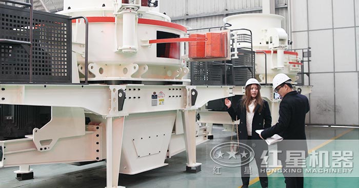 紅星銷售人員為用戶現(xiàn)場講解石頭制砂機 紅星銷售人員為用戶現(xiàn)場講解石頭制砂機