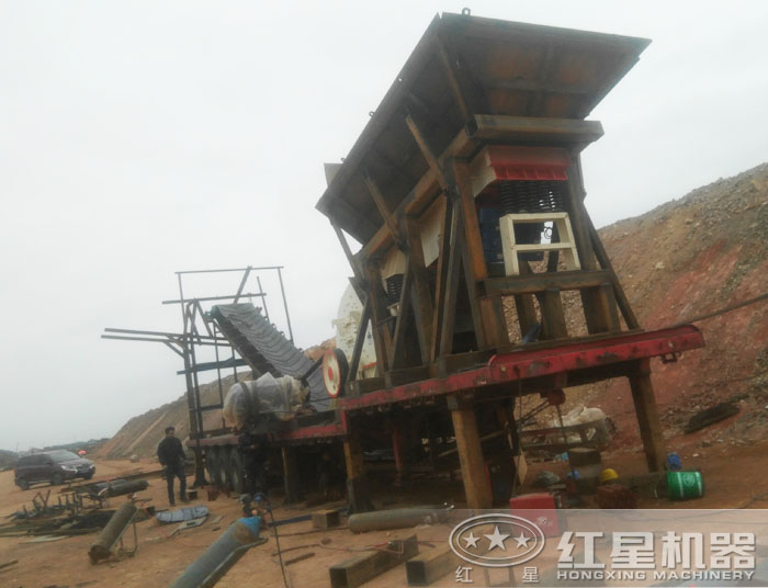 移動重錘式破碎篩分站安裝現場